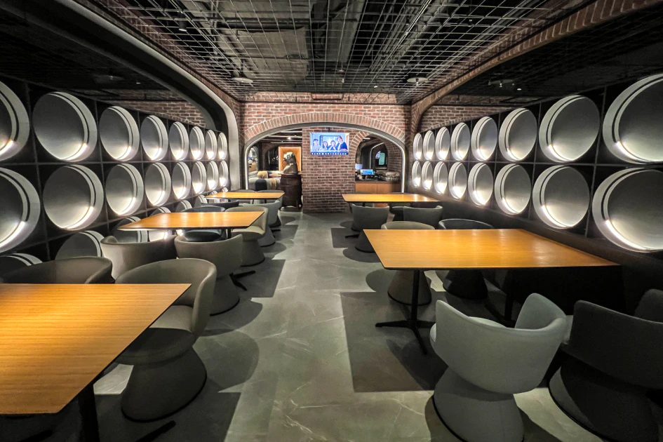 金色三麥酒窖店除了延續原有紅磚拱門等歐式經典釀酒空間印象,更在空間中增添黑色金屬感、流線光影設計與溫潤木質結構,在新舊交融間注入更多當代摩登氣息。