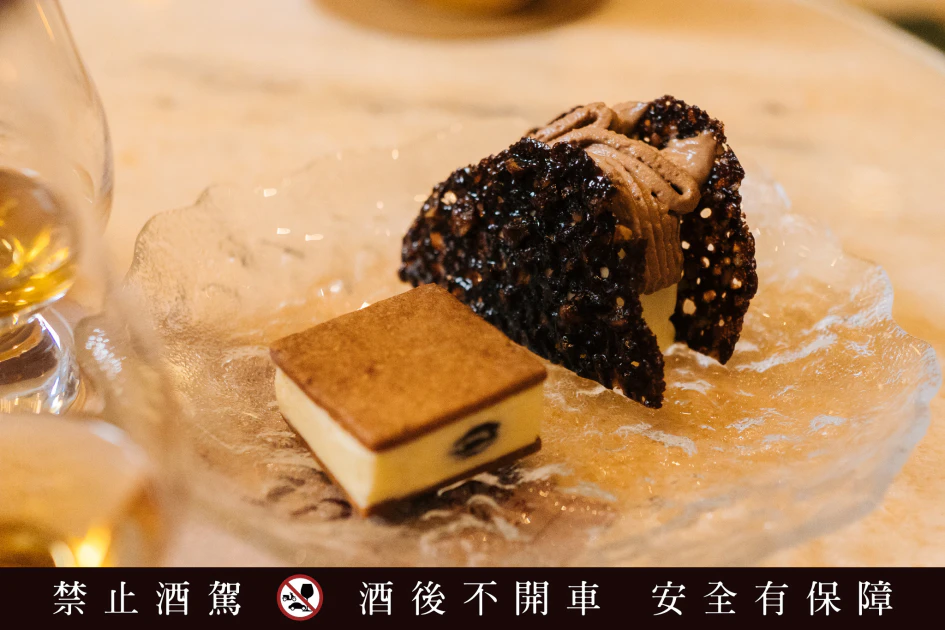 (前)威士忌酒漬葡萄奶油夾心餅，（後)巧克力杏仁乳酪