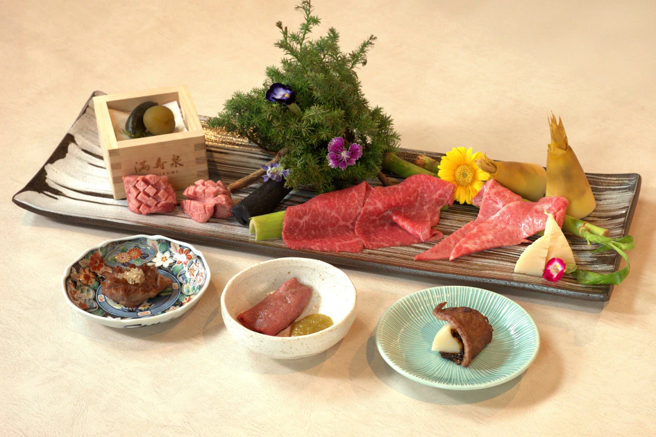 「旬味燒肉三拼」集結了澳洲厚切牛舌、日本和牛龜殼肉與板腱三種不同特性，搭配手指檸檬、炙烤後的爽脆竹筍及熟成青梅塊與青梅醬，展現三種夏旬清新風情。圖/乾杯集團提供