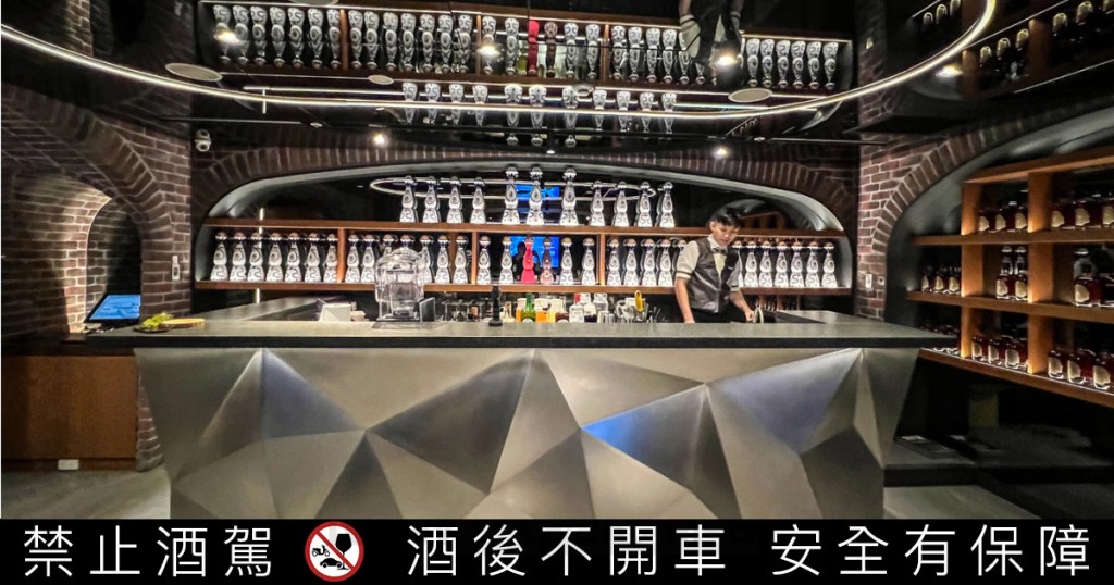 金色三麥酒窖店金屬質感的威士忌吧台