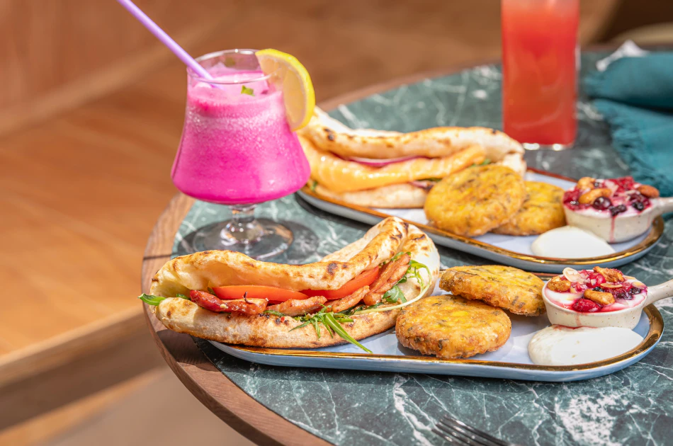 六月全台門市新推出的披薩三明治