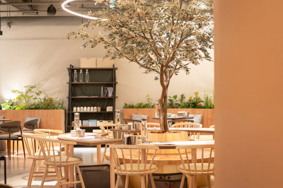 宛如置身戶外公園的放鬆感，適合與三五好友一同來此享用餐點