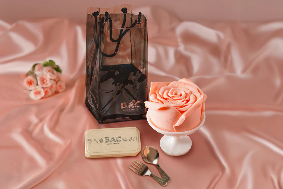 「玫瑰夕語」手工造型蛋糕套組內含3.5吋玫瑰蛋糕＋精美時尚提袋＋質感不鏽鋼餐具組。