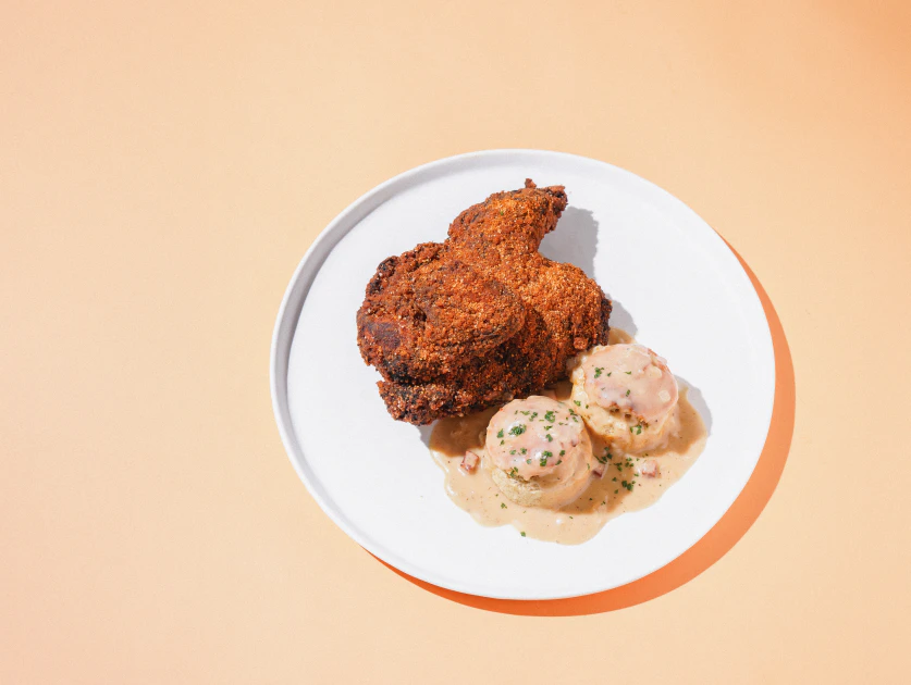 酪乳炸( 半) 雞 比司吉佐肉汁（780元）