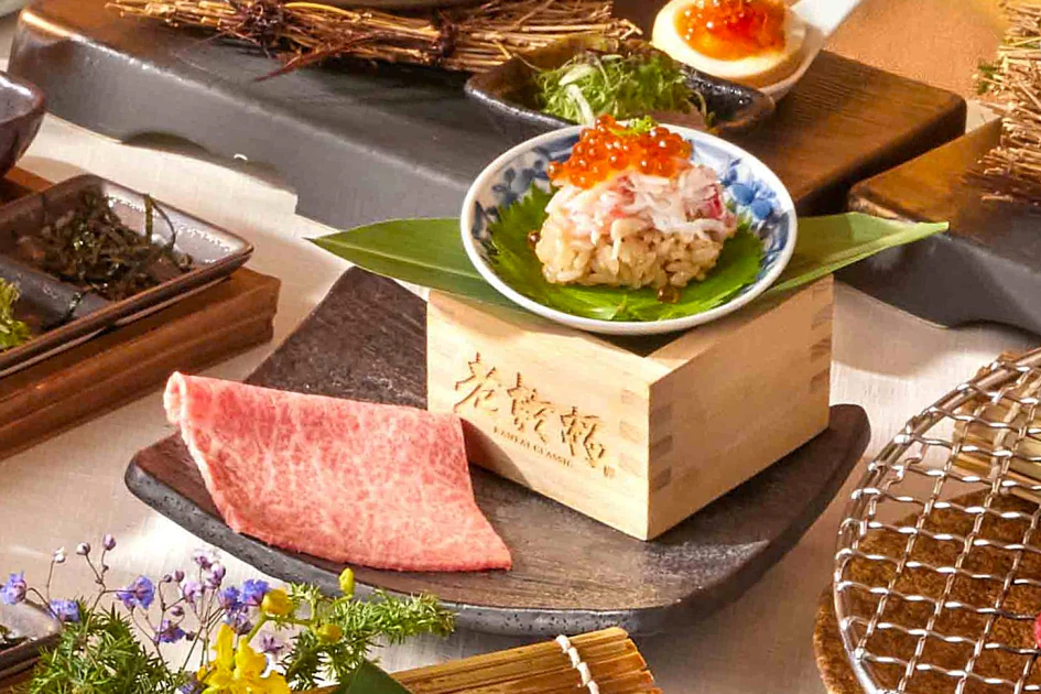呼應秋季豐收的「帝王蟹和牛壽司」，以帝王蟹的鮮甜，結合日本和牛的豐腴油潤，帶來海陸至尊的雙重鮮美。
