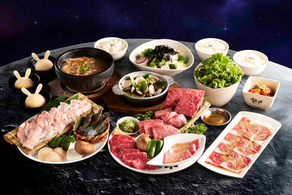 乾杯燒肉居酒屋於9月26日至10月12日期間推出中秋應景套餐，享近八折優惠，雙人套餐2,360元、三人套餐3,590元，另加10%服務費。