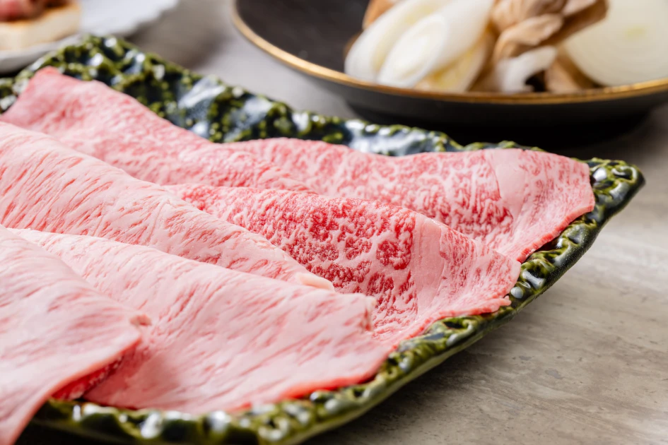 壽喜燒僅提供肋眼、沙朗與上肩肉共三大部位。