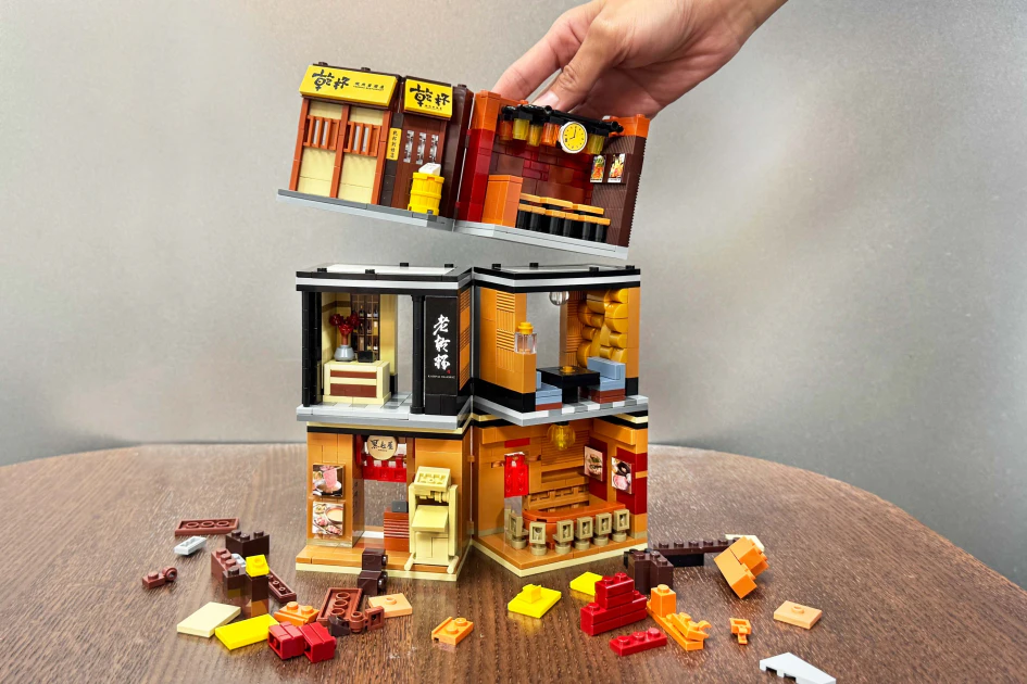 品牌積木可合體組裝，挑戰將其疊高成為壯觀的「乾杯大樓」。圖/乾杯集團提供