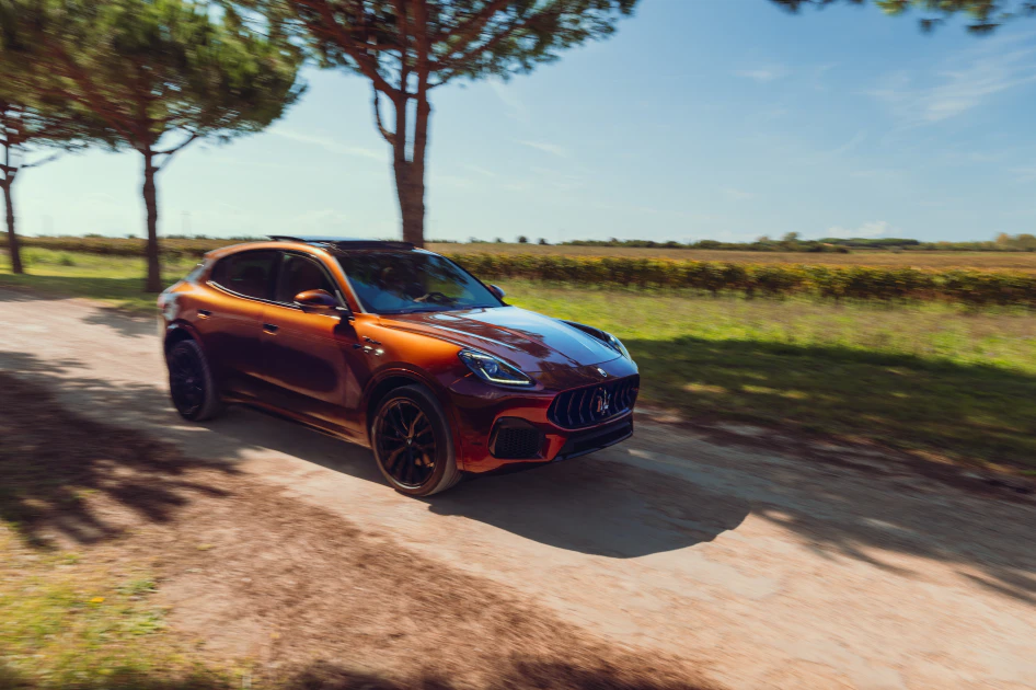 外觀搭配 Pegaso Forgiati 或 Crio Fuoriserie 21 吋輪圈，後輪採加寬設計與黑色煞車卡鉗，展現力量之美與運動化個性