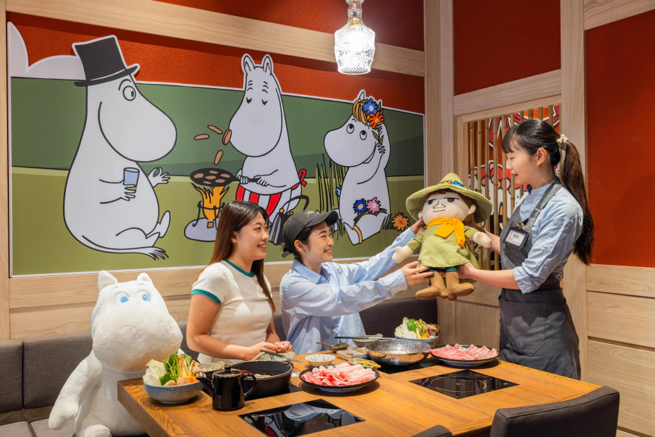 黑毛屋獨有的玩偶陪伴服務，為單人或親友聚餐增添療癒互動。圖/乾杯集團提供