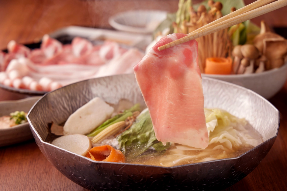黑毛屋台中新光店開幕首週（10/3~10/9），凡消費套餐即贈「PURE RARE 芬蘭豬」一份，價值120元。圖／乾杯集團提供