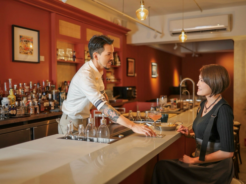 酒吧備有各種蘭姆酒可純飲、調酒之外，還有「起司蠟燭拼盤」燒來暖意。