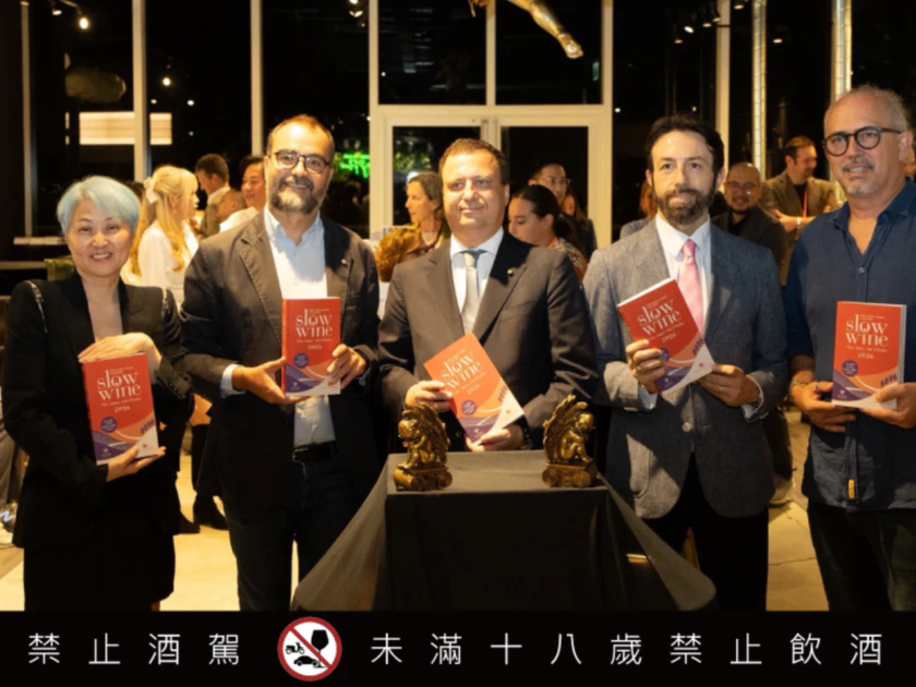左至右為：EatAsia 饗亞美食董事長Karen、Slow Wine 慢酒協會理事長 Giancarlo Gariglio、義大利經濟貿易文化推廣辦事處駐台代表Marco Lombardi 、義大利經濟貿易文化推廣辦事處貿易組主任Luigi Raffone、G. Giacobbo