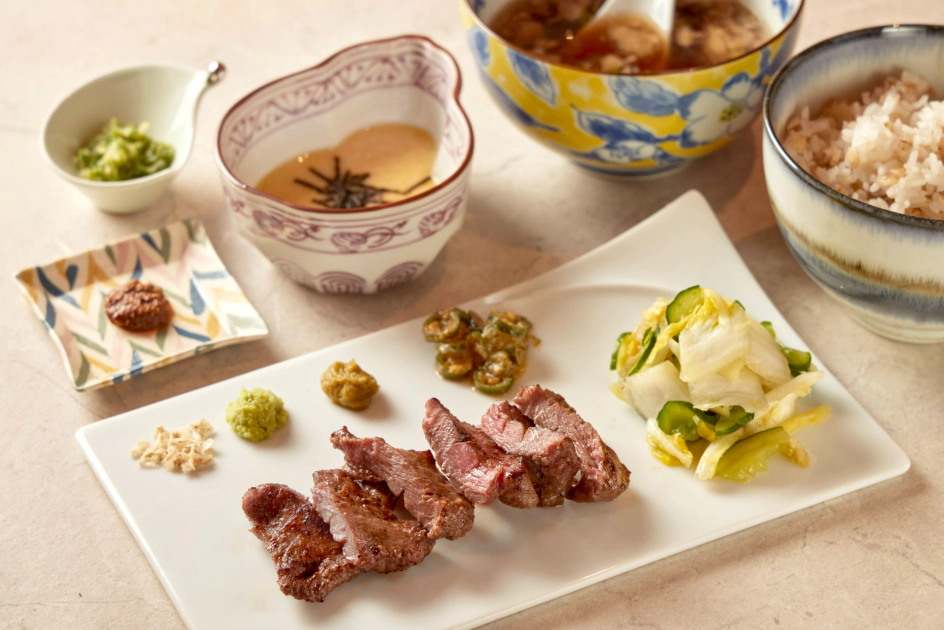 赤身牛舌定食
390元起+10%服務費
【高CP值首選】以牛舌中前段的「牛舌赤身」部位。其特色在於口感清爽且爽脆彈牙，脂肪含量低，風味細膩。是追求性價比的入門推薦。
