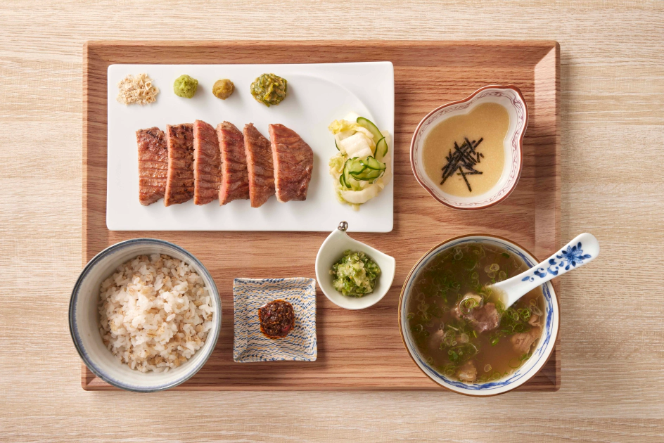 特選牛舌定食
590元起+10%服務費
【珍稀限量】牛舌中最稀有珍貴的牛舌根部。此部位一頭牛僅能取下兩片，口感極致柔嫩、軟腴化口。
