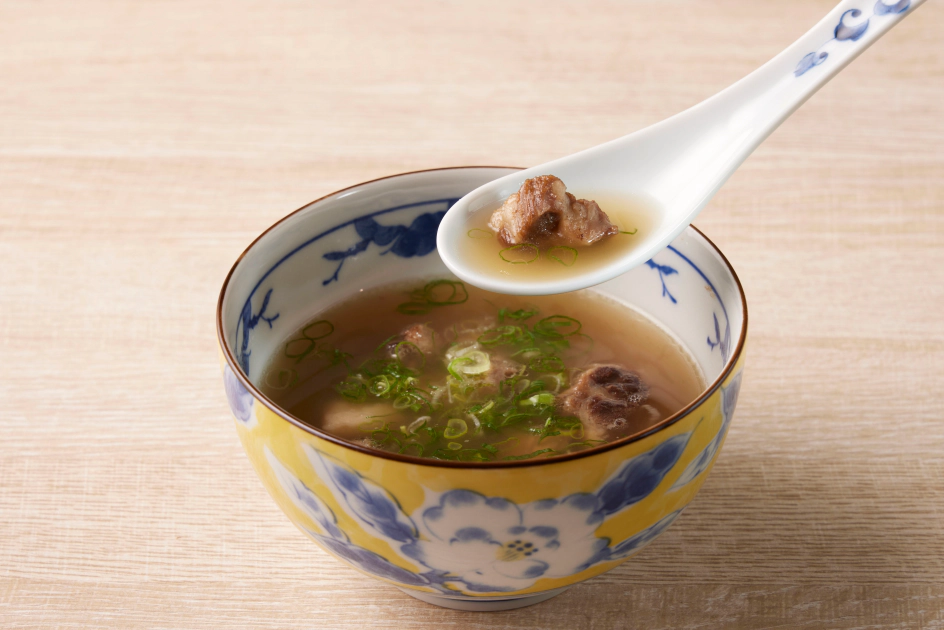 「牛尾湯」以牛尾與牛筋長時間慢火熬煮，湯底富含膠原蛋白，色澤清透且風味鮮甜，增添一抹溫暖餘韻。圖/乾杯集團提供