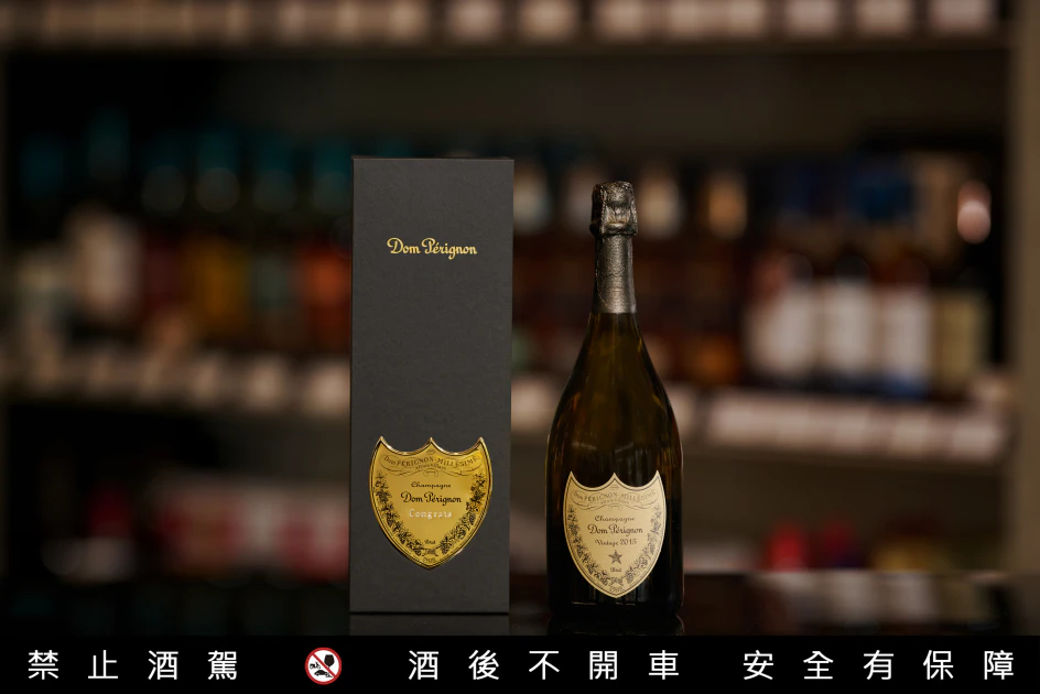 頂級Dom Pérignon香檳王外盒上的金屬盾牌經雷雕客製後，成為兼具專屬感與獨特性的奢華贈禮。（圖片攝於買酒網小巨蛋門市）
