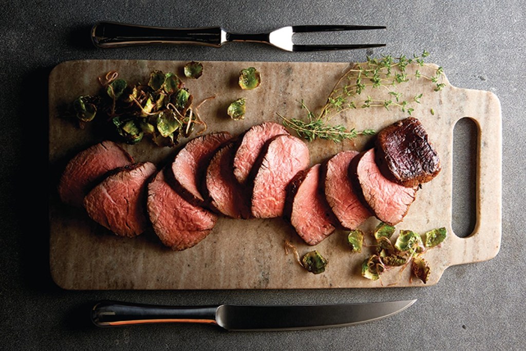 鳳凰和牛夏多布里昂油花較少，但均勻細緻的纖維結構，在烹調後依舊保有多汁與嫩度度，脂香純淨優雅，是菲力部位中極為稀少的高等級呈現，適合追求細膩口感的饕客。