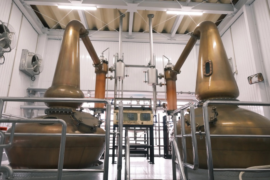 龜田蒸餾所內的兩座Forthys蒸餾器,右為2,000L的初次蒸餾器,左為1,400L的二次蒸餾器。