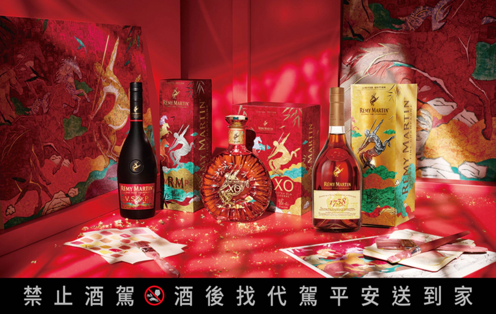 人頭馬攜手當代藝術家薛松 拼貼《邑馬當先》展現六駿奔騰