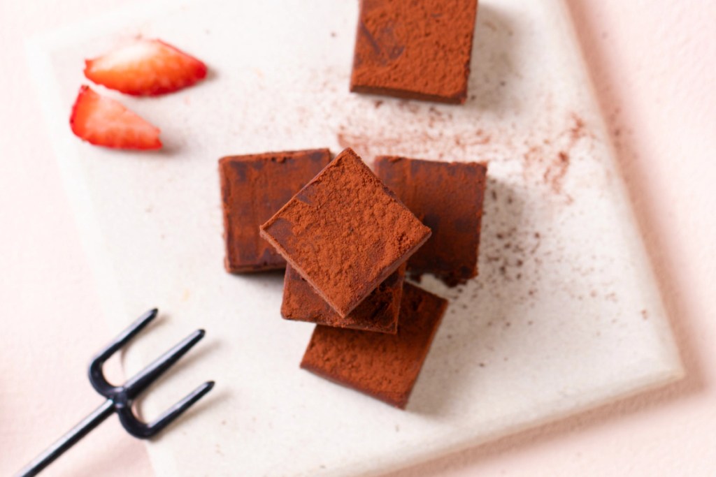 BAC「草莓生巧克力禮盒」由內而外細膩描摹出草莓生巧克力的優雅層次與純粹風貌。