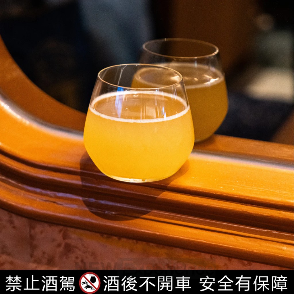 阿里山烏龍蜜桃茶酒以冷萃工藝帶來阿里山烏龍的鮮美芬芳,並帶有蜜桃與紫蘇層層綻放清新香甜。