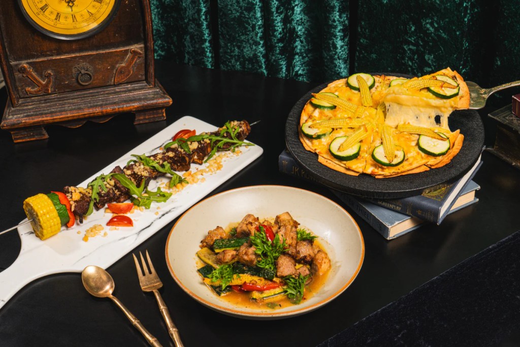 金色三麥嘉義耐斯店同步推出多款嘉義限定創作料理,以阿里山山葵、嘉義火雞肉飯、咖啡黑金等在地元素為靈感。