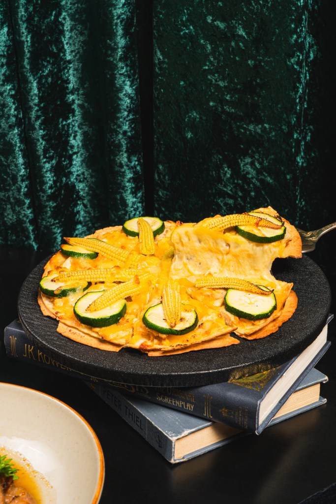 咖啡抵嘉烤肋串使用在地台灣黑金「咖啡」創作出香醇濃郁的咖啡洋蔥醬,搭配特選肋排豐厚迷人的香氣,揮灑出咖啡之鄉的深邃風味。