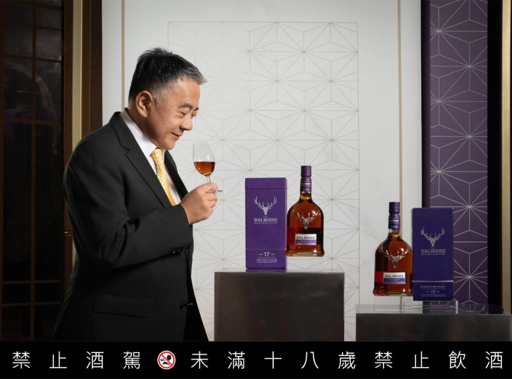 大摩獨家代理的尚格酒業董事長奚大寧與大摩雪莉三桶系列(包含大摩雪莉三桶17與大摩雪莉三桶12年)