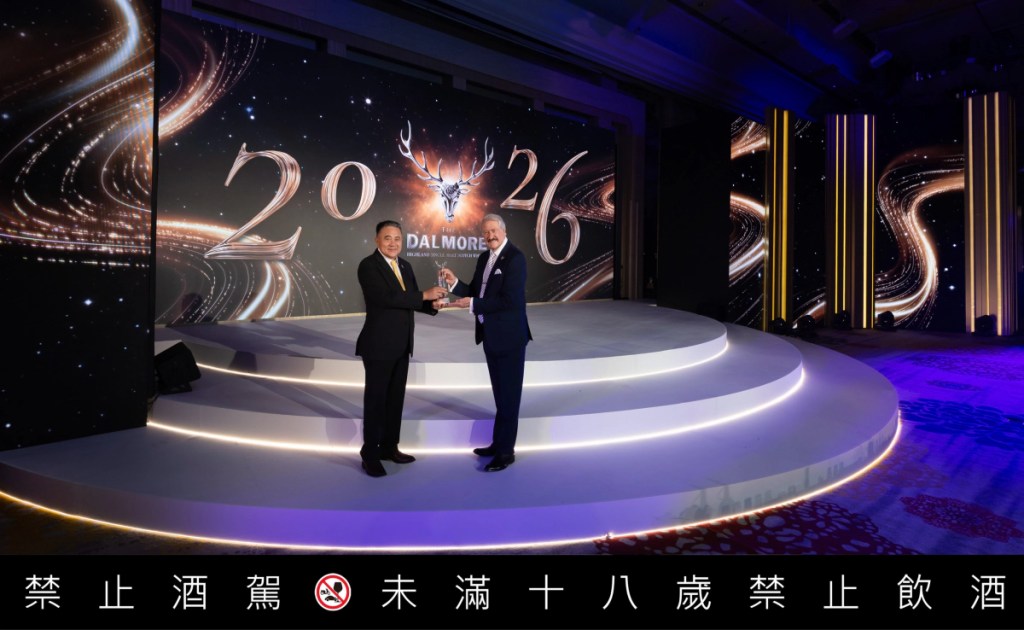 左起尚格酒業奚大寧董事長,頒發「傳奇貢獻獎」給大摩首席釀酒師 Richard Paterson以表彰台灣消費者對大摩的喜愛