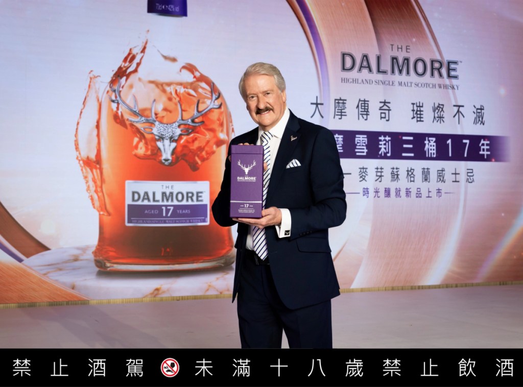 素有「神之鼻」美譽的大摩首席釀酒師 Richard Paterson 特別化身時光導演,為大摩雪莉三桶17年來揭幕