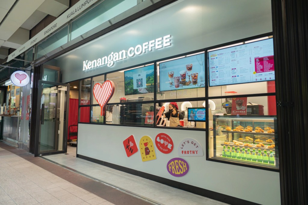 台灣首家 Kenangan Coffee 位於新光三越A11的二樓空橋連接處。