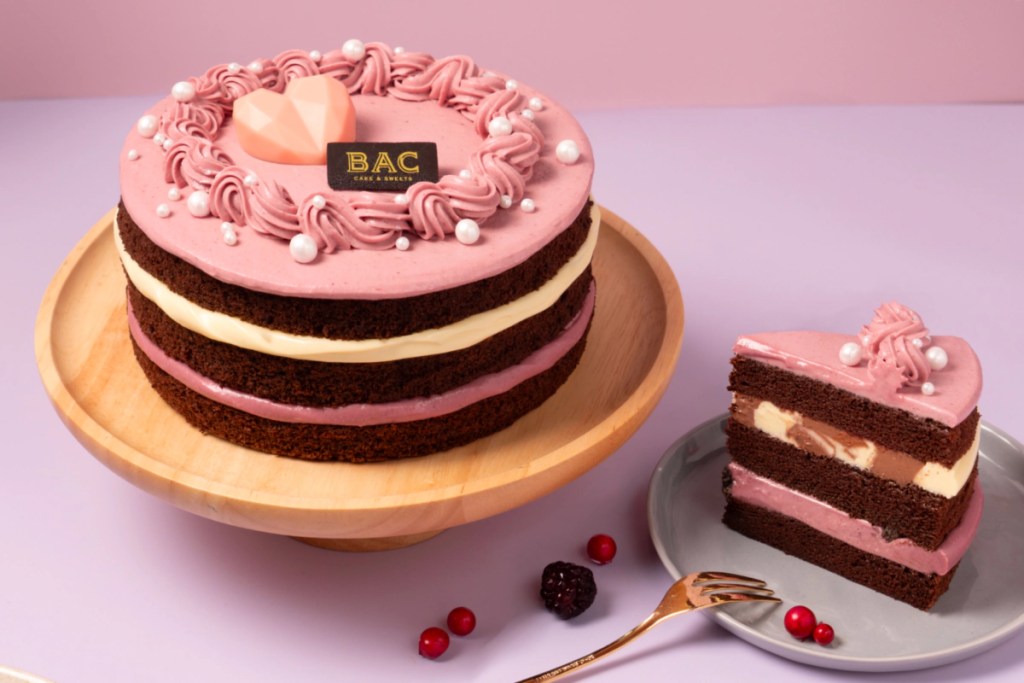BAC母親節限定「紅心皇后莓果蛋糕」以粉嫩華麗外型、層層莓果內餡與DIY珍珠糖珠設計，獻上兼具顏值與儀式感的甜蜜祝福。（圖片提供：BAC）