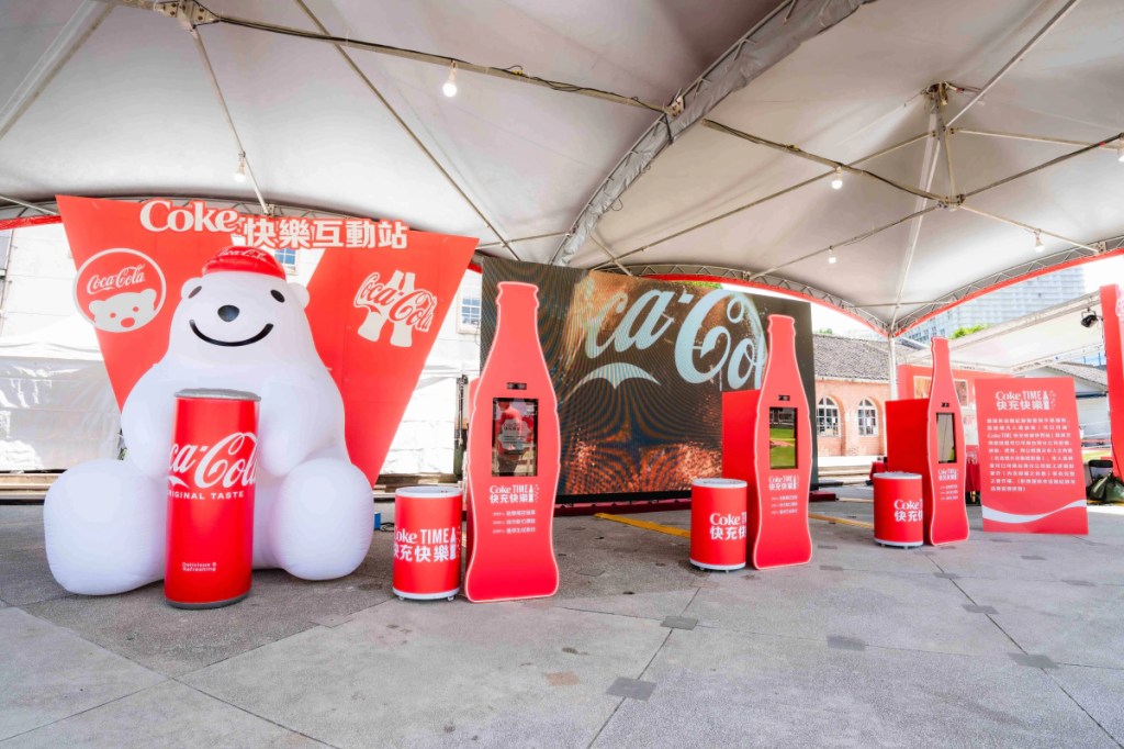 「Coke® 快樂互動站」完成數位體驗指定任務，即可兌換「可口可樂」迷你罐200 mL乙罐，每日前500名另可獲得BTS V限定周邊(「可口可樂」提供)