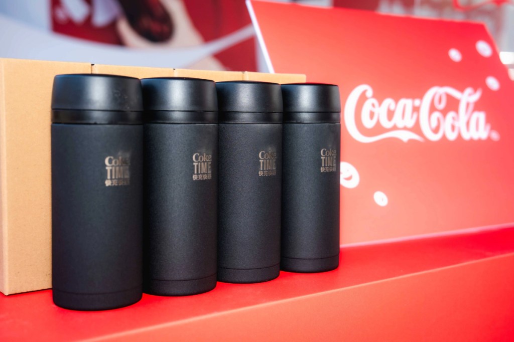 「Coke® 快樂放送站」則隨機發送Coke® TIME限定雷雕隨行瓶(「可口可樂」提供)