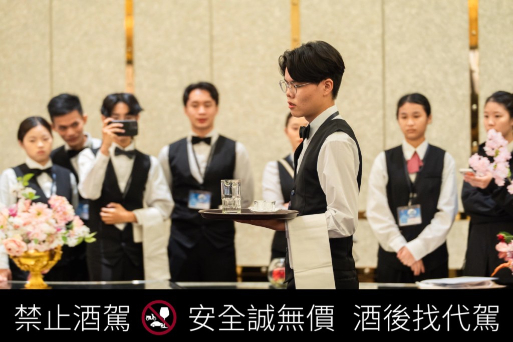 【金門酒廠新聞稿圖檔】 托盤競賽組｜考驗穩定與節奏，展現專業服務儀態。