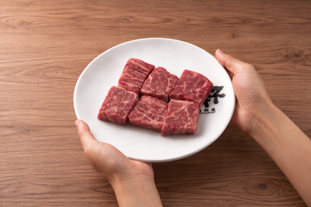 6.	「大盛！和牛炎肉+和牛超薄切雙拼套餐」總肉量高達300克，滿足重度肉控大口吃肉需求，售價 699 元。圖/乾杯集團提供