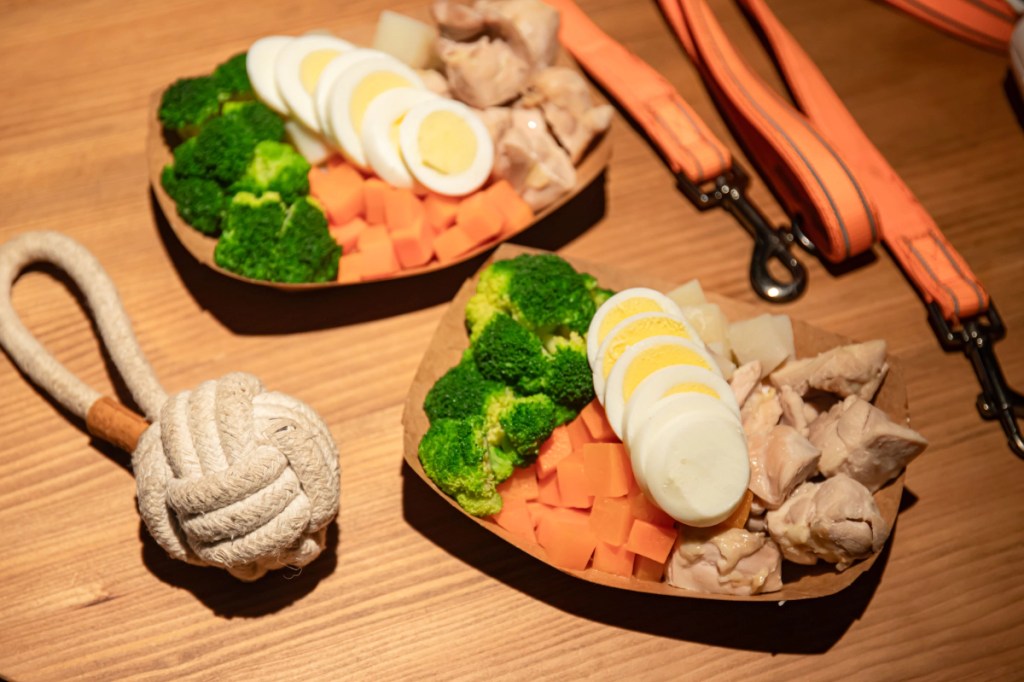 金色三麥推出「麥萌毛孩餐（Lebledor Pet Meal）」，提供M、L兩種份量，滿足不同毛孩的用餐需求。