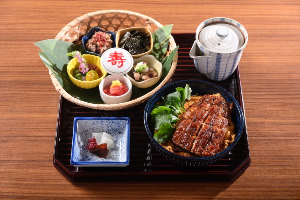 小倉屋2026盛夏限定新品「鰻魚玉子茶泡膳」融合日本傳統茶泡飯食用方式，將小倉屋招牌炙烤鰻魚飯經典風味再升級。套餐另佐以五道日式精緻小品，原價880元，活動期間可享790元新品搶鮮優惠價。(圖／小倉屋  提供)