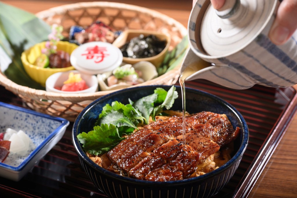 小倉屋「鰻魚玉子茶泡膳」可一膳兩吃，第一吃以原味品嚐，首先品嚐蒲燒鰻魚搭配厚實綿密的手作玉子燒，感受鰻魚油脂香氣、蛋香與獨門醬汁在口中交織。第二吃將特製焙茶高湯緩緩倒入鰻魚飯中，享用茶泡飯形式。(圖／小倉屋  提供)