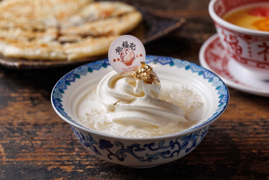 用餐尾聲，來份「燕窩金箔冰淇淋」，每份268元。