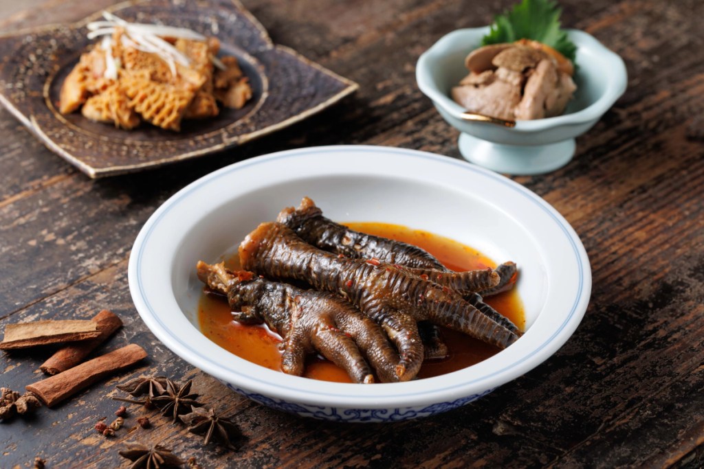 特色麻辣熟食的「麻辣鳳爪」燉煮得入味軟嫩。69元_隻、198元_3隻。