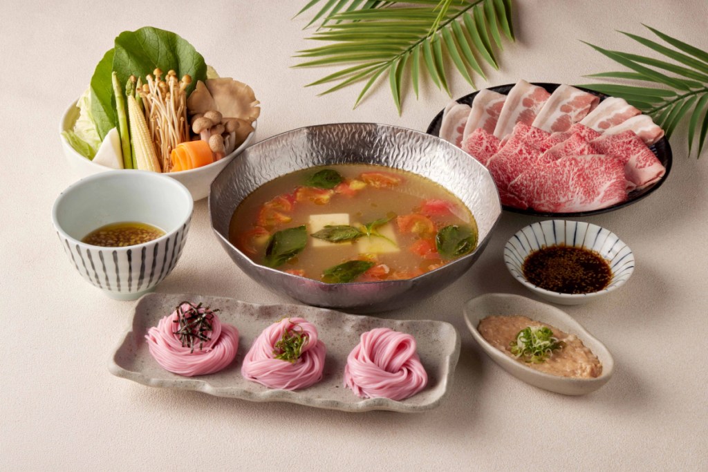 4.	黑毛屋夏季限定「番茄鍋」，以酸甜清爽的果香湯底，正是盛夏品嚐的最佳時節，為炎炎夏日帶來開胃新選擇，售價480元，另收一成服務費。圖/乾杯集團