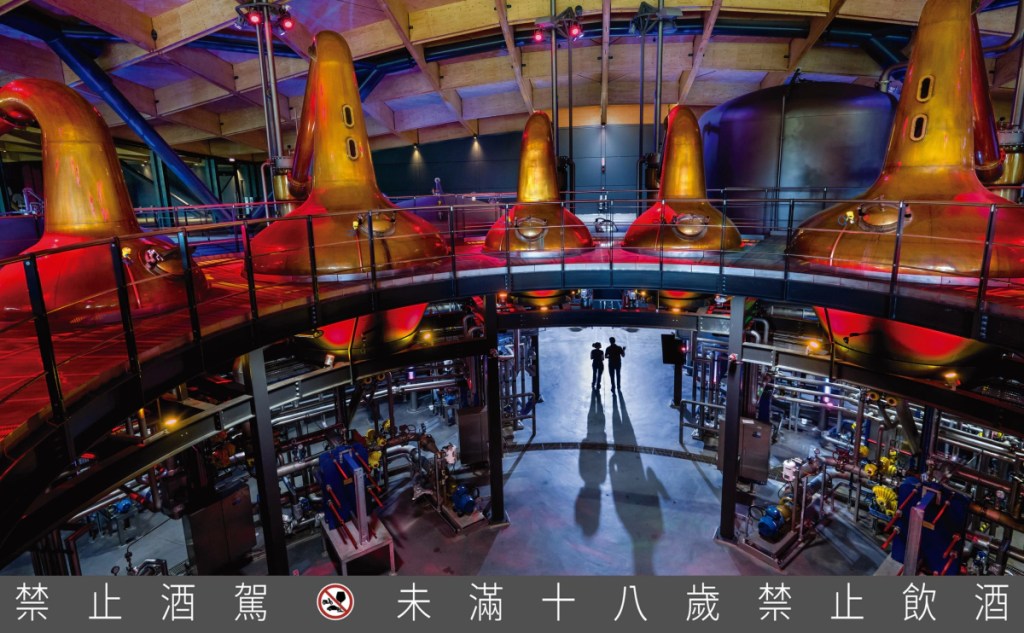 麥卡倫標誌性的精緻小巧的蒸餾器，盡可能提高酒與銅的接觸面積，淬鍊飽滿渾厚的新酒並發展其特有的馥郁果香且層次豐富的多樣風味