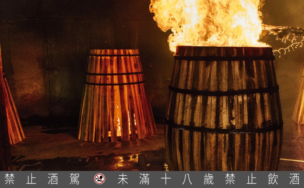 麥卡倫於自家製桶廠，橡木歷經烈火與冷水淬鍊，徹底改變橡木結構，打造最高品質的橡木桶