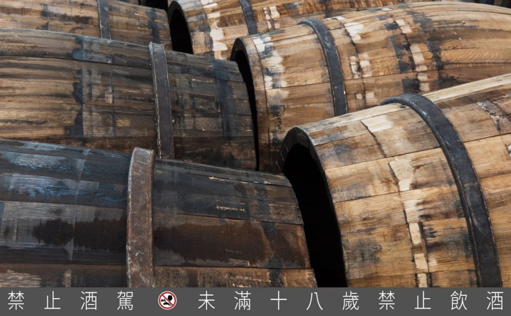 麥卡倫桶匠師透過精準眼光挑選不同尺寸的橡木，以最大化運用整顆橡木，使其完美契合