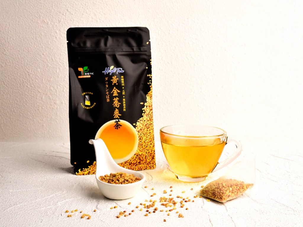 High Tea人氣銷售冠軍「黃金蕎麥茶」（6g×15入／包350元；8g×50入／包1088元），選用台灣在地苦蕎，以獨家膨發技術釋放穀物香氣，再經慢火焙炒，呈現淡雅金黃茶色、溫潤甘甜與微微焦香；無咖啡因。(圖/High Tea 提供)